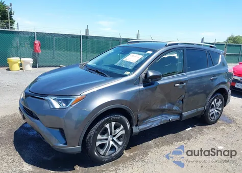 2017 Toyota Rav4 Le z USA, uszkodzony, nr VIN JTMBFREV9HD204770